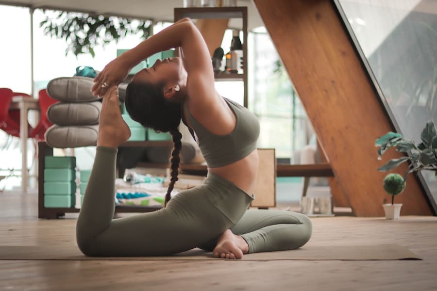 Yoga kann dir bei Hormonproblemen wie PMS oder Periodenschmerzen helfen!