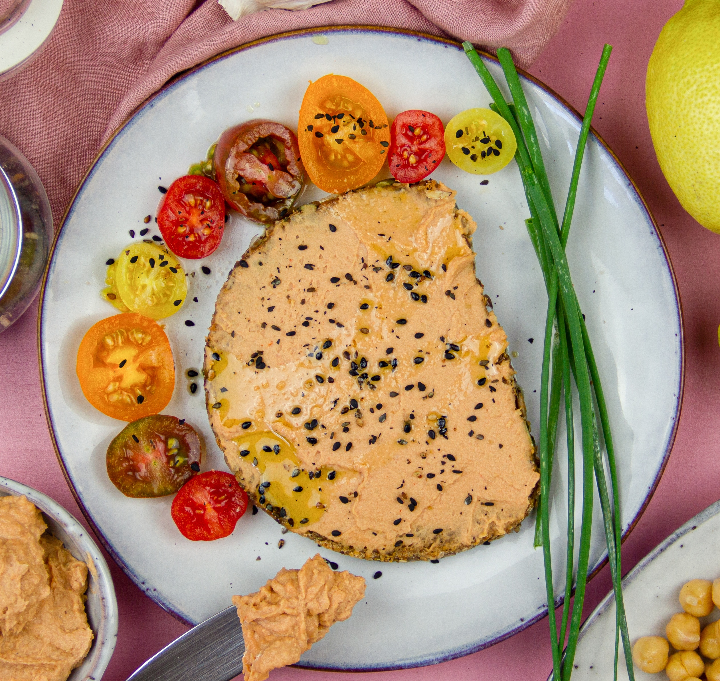 Veganer Hummus mit tomatiger Note - so lecker!