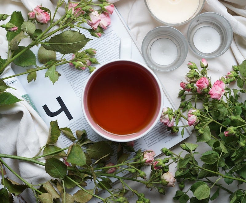Wasser und ungesüßter Tee sind besser für deine Entgiftungsorgane als Softdrinks.