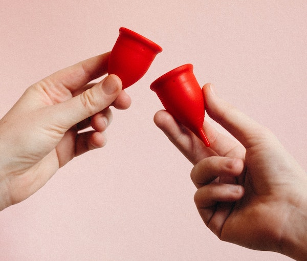 Auch durch Sex Toys, Menstruationstassen oder Diaphragmen können Blasenentzündungen entstehen.